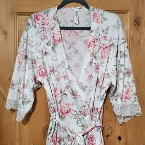 Flora Nikrooz soft pink floral robe mid length lace sleeve trim & pockets